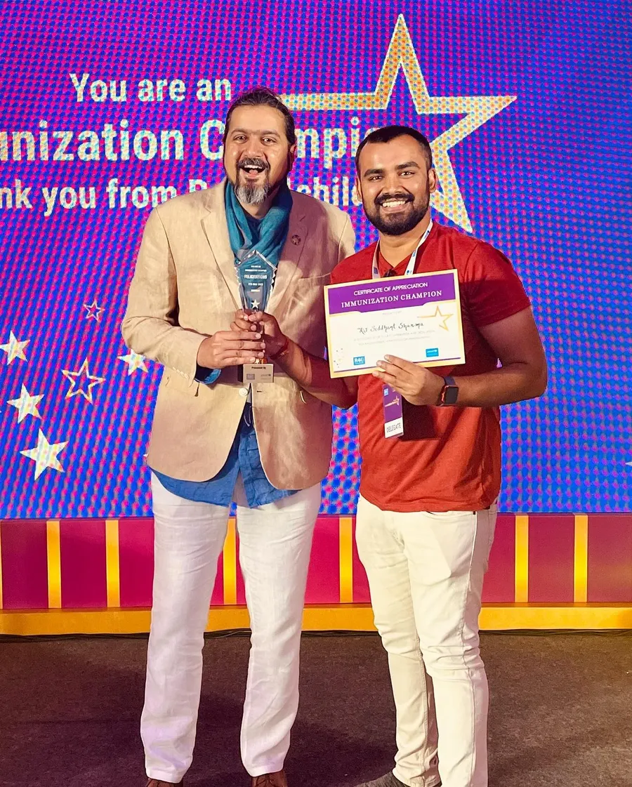 Siddhant Sharma receiving the UNICEF Immunisation Champion recognition from Grammy winner Ricky Kej